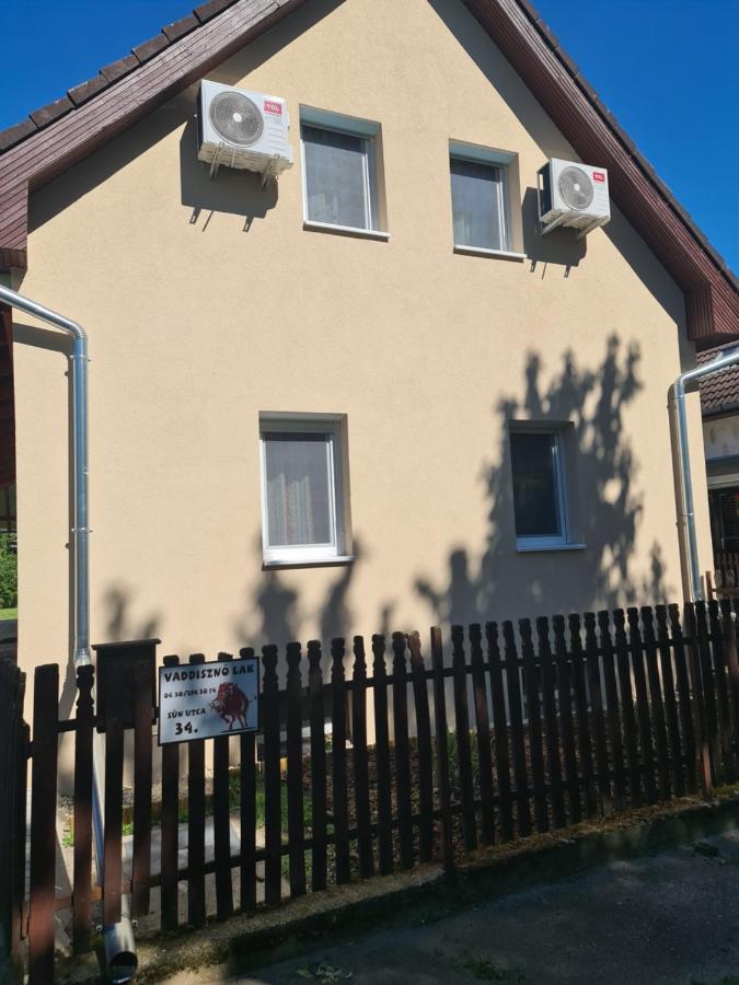 Villa Vaddinszo Lak à Kiskunmajsa Extérieur photo